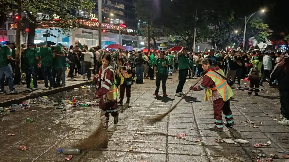 El "Mega Limpiatón de la Afición" consiste en regalar bolsas para que la gente junte su basura / Redes Sociales