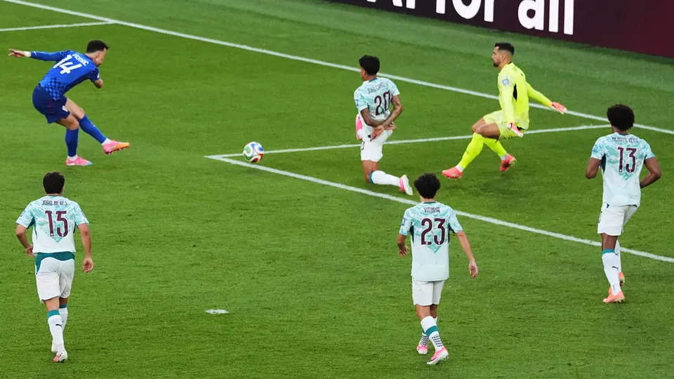 Iván Perisic rematando ante Portugal para marcar gol | AP