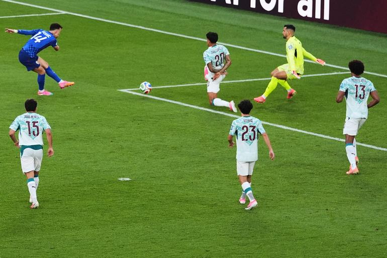 Iván Perisic rematando ante Portugal para marcar gol | AP