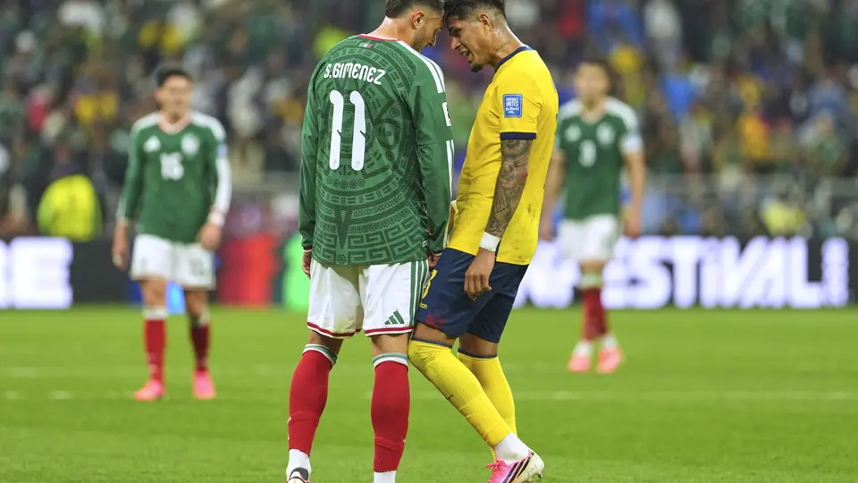 Santiago Giménez y Piero Hincapié, en el México vs Ecuador | IMAGO7
