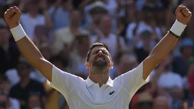 Djokovic logra su 105ta victoria en Wimbledon para igualar el récord de Roger Federer