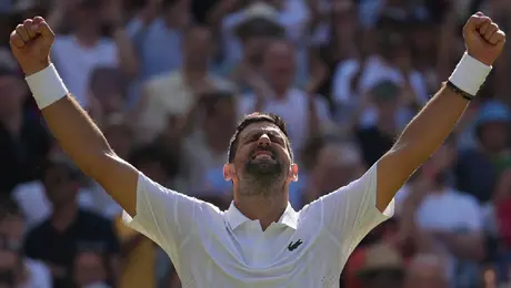 Djokovic logra su 105ta victoria en Wimbledon para igualar el récord de Roger Federer