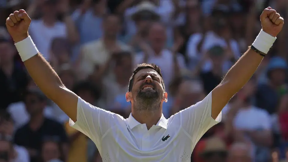 Djokovic logra su 105ta victoria en Wimbledon para igualar el récord de Roger Federer