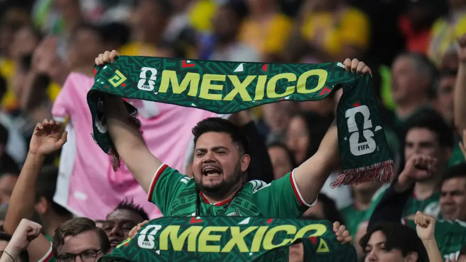 Afición mexicana apoyando en el Estadio Azteca | AP