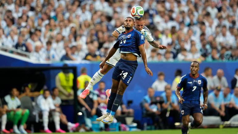 Deroy Duarte peleando el balón por arriba con Alexis Mac Allister | AP