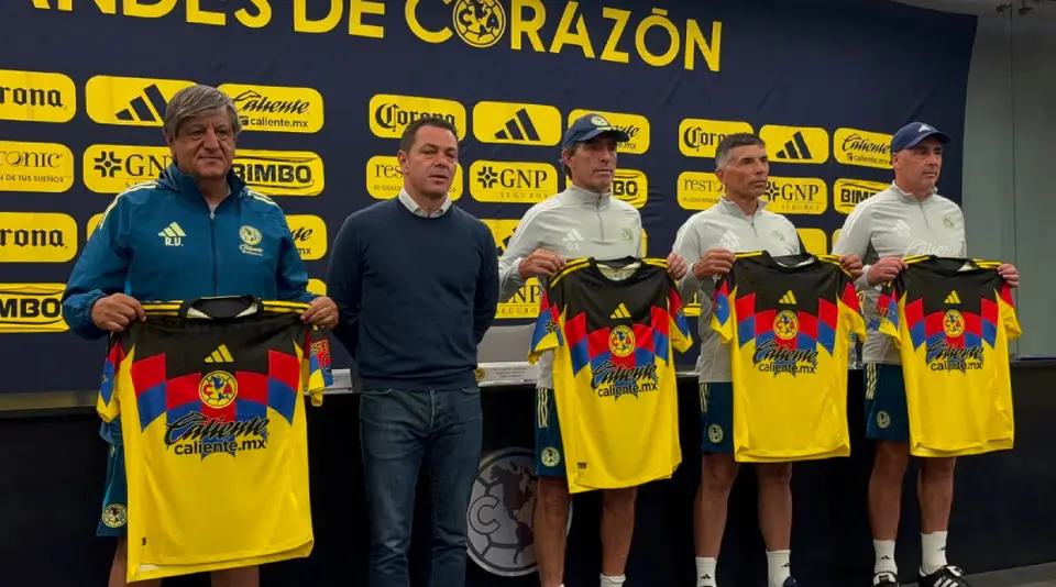 Almada siendo presentado con el América l RÉCORD