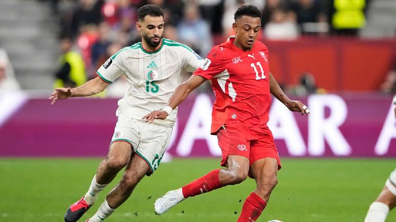 Dan Ndoye de Suiza y Rayan Ait-Nouri de Argelia | AP