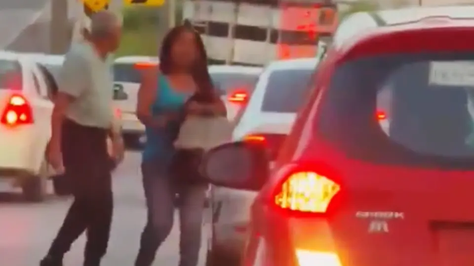 En el auto iba otra señora que también se salvó de que le provocaran algún daño / Especial