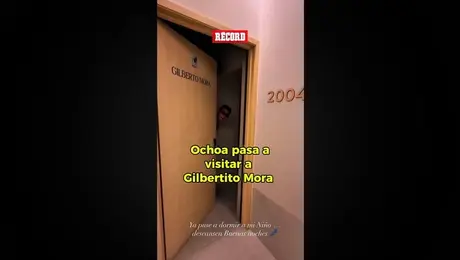 ¡Como si fuera su papá! Memo Ochoa fue a vigilar a Morita en su concentración