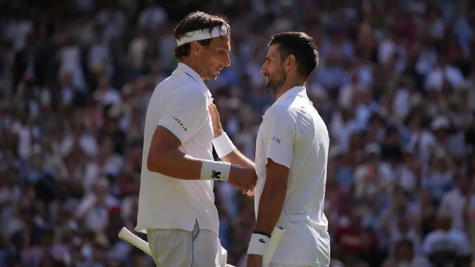 Novak Djokovic de Serbia y Arthur Rinderknech de Francia | AP