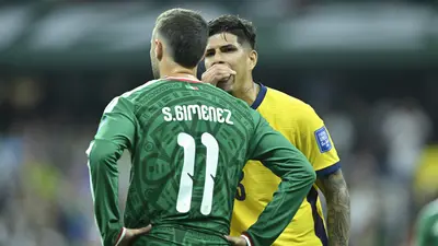 Santiago Giménez protege los códigos del futbol: "Si revelo lo que me dijo Hincapié, rompería un pacto"
