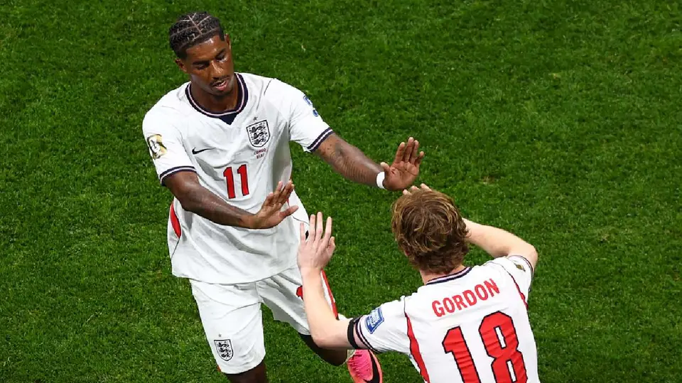 Anthony Gordon y Marcus Rashford de Inglaterra | AP