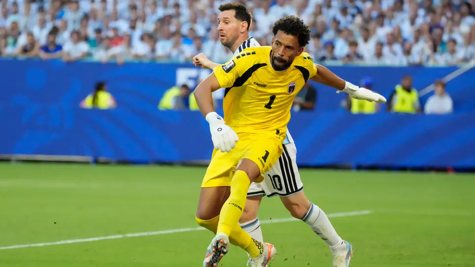Vozinha enfrentando a Lionel Messi | AP
