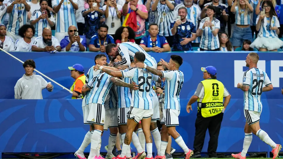 Argentino celebrando el gol de Messi l AP