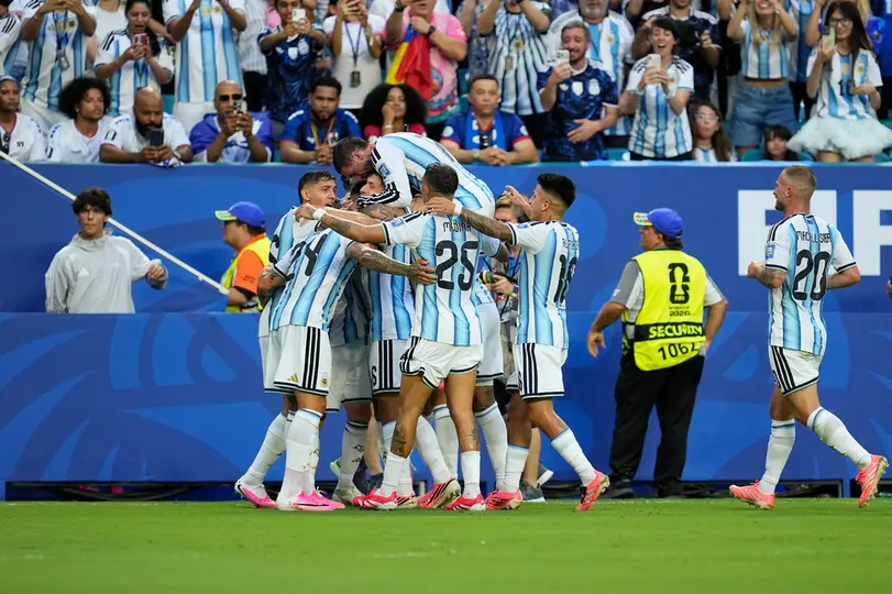 Argentino celebrando el gol de Messi l AP