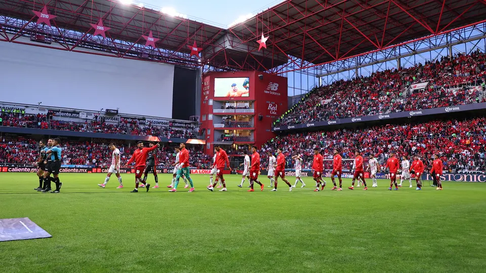 Entrada de los dos equipos al terreno de juego | Imago7