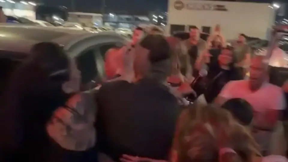 Varias personas intervinieron para separar a las comediantes durante la discusión./@luisfloresestellar