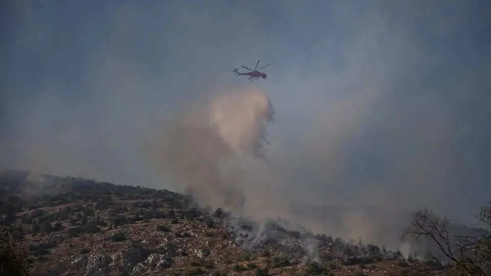 Dos helicópteros colisionaron mientras combatían un incendio forestal al oeste de Atenas./F:Nuestro Mundo al dia