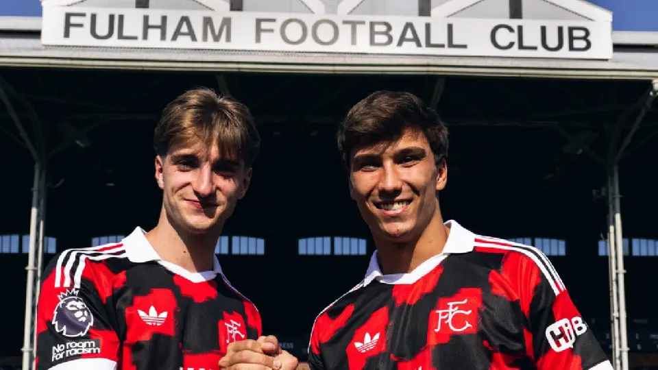 Gonzálo y César Palacios siendo presentados con Fulham|X @FulhamFC