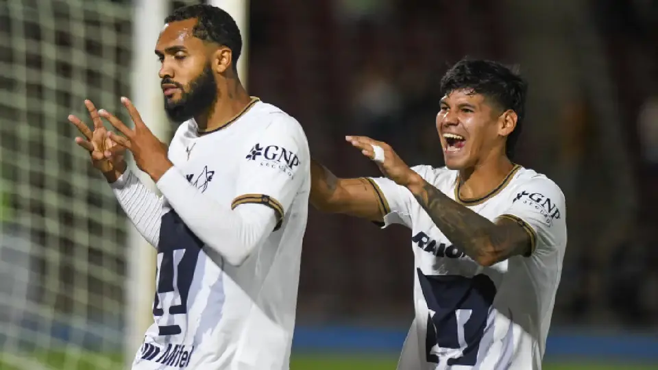 Robert Morales y Juninho, jugadores de Pumas | IMAGO7