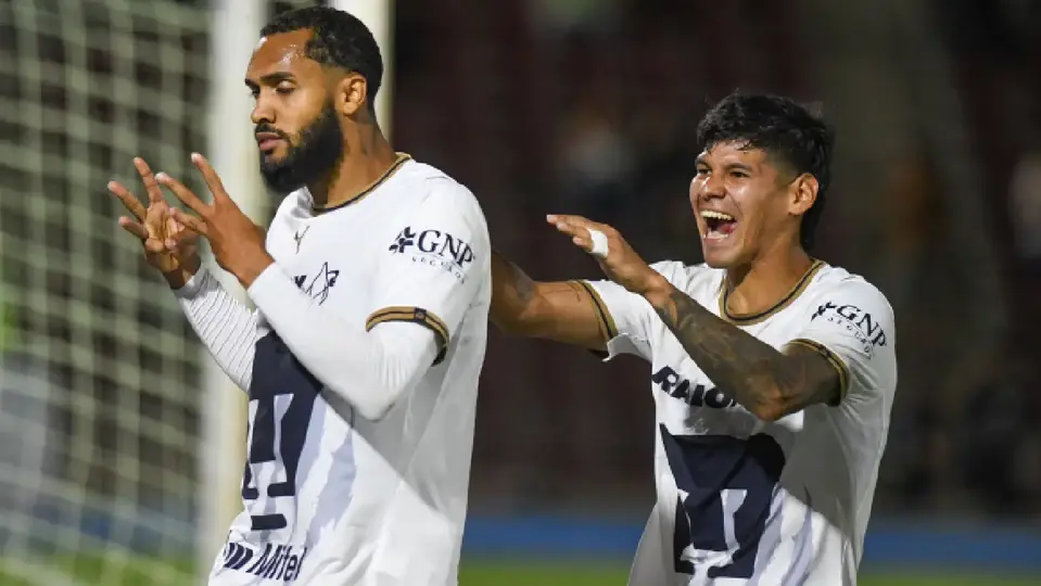 Robert Morales y Juninho, jugadores de Pumas | IMAGO7