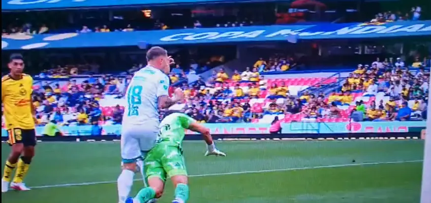 Cota sacando el balón en jugada polémica | CAPTURA DE PANTALLA