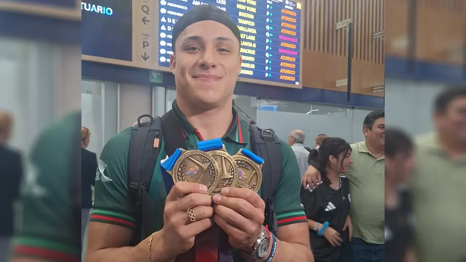 Osmar Olvera en su llegada a Ciudad de México tras su participación en Santo Domingo 2026 | JOSÉ MORENO