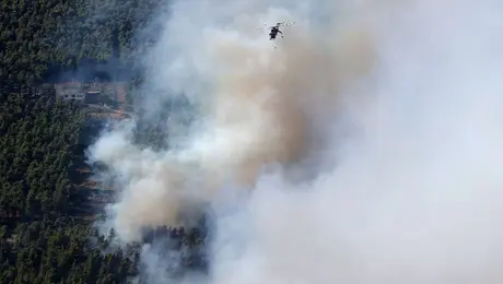Choque de helicópteros durante incendio en Grecia deja dos muertos y agrava la emergencia forestal