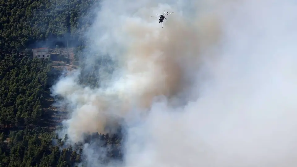Choque de helicópteros durante incendio en Grecia deja dos muertos y agrava la emergencia forestal