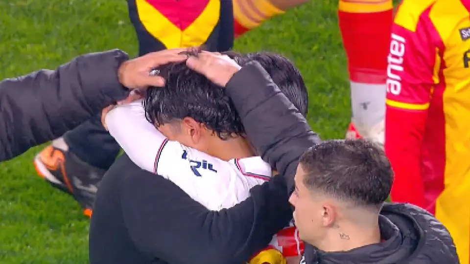 Jonathan Dos Santos se reencuentra con su hijo rompiendo en llanto en el futbol uruguayo