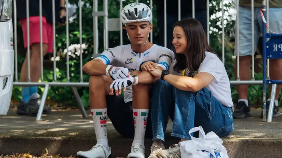 Isaac del Toro inspira y apoya a Romina Hinojosa en su histórico debut en el Tour de Francia Femenil