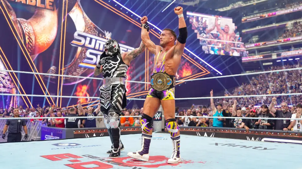 Penta celebrando a Chad Gable por coronarse como el Nuevo Campeón Intercontinental l wwe.com
