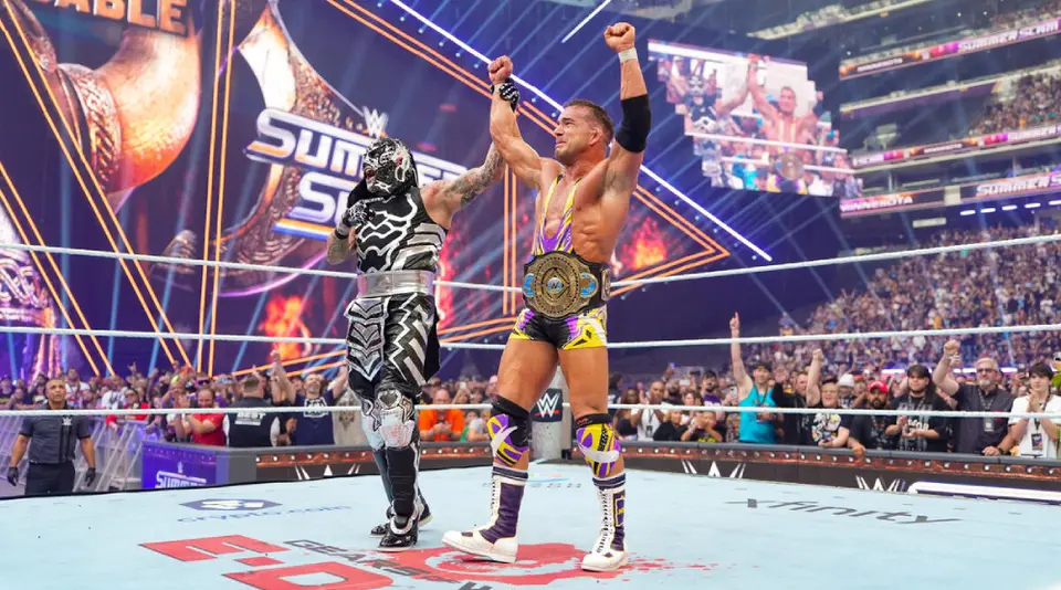 Penta celebrando a Chad Gable por coronarse como el Nuevo Campeón Intercontinental l wwe.com