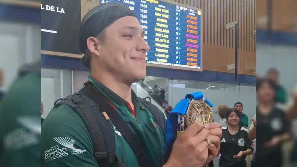 Osmar Olvera en su llegada a Ciudad de México tras su participación en Santo Domingo 2026 | JOSÉ MORENO