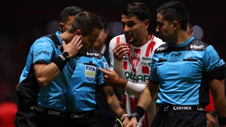 Necaxa juega con diez por la expulsión de Julián Carranza | Imago7