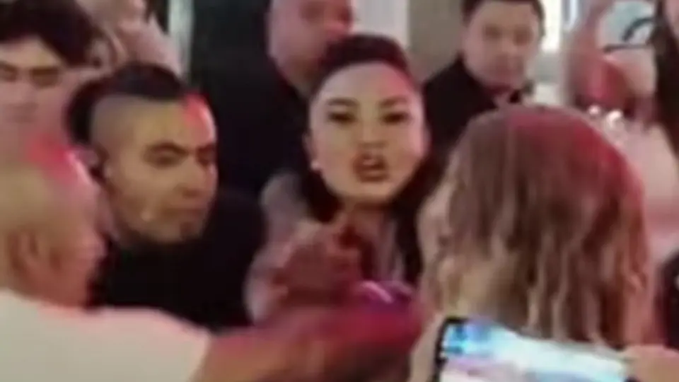 El altercado ocurrió al salir de una presentación de Guerra de Chistes y quedó grabado en video./@luisflores