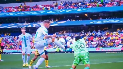 Jugada polémica en el América vs Santos desata fiesta arbitral dentro del área