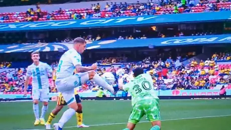 Jugada polémica en el América vs Santos desata fiesta arbitral dentro del área