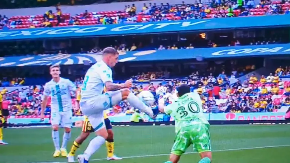 Jugada polémica en el América vs Santos desata fiesta arbitral dentro del área