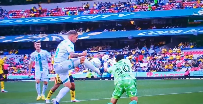 La jugada polémica en el América vs Santos | CAPTURA DE PANTALLA