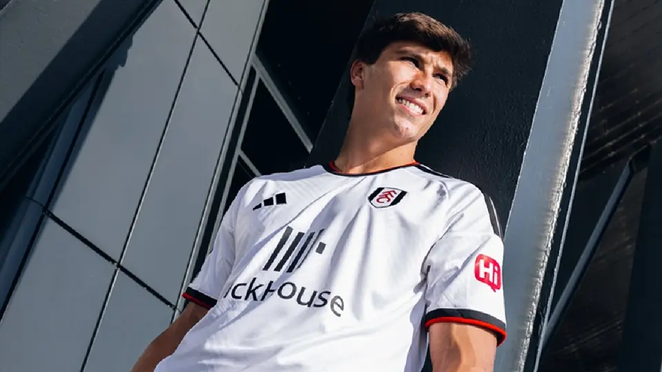 Gonzalo García siendo presentado con el Fulham | X @FulhamFC