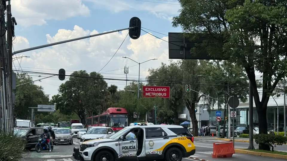 Cerca de 200 estudiantes y padres de familia participaron en la movilización contra el examen de control presencial anunciado por la UNAM./ Georgina Sánchez