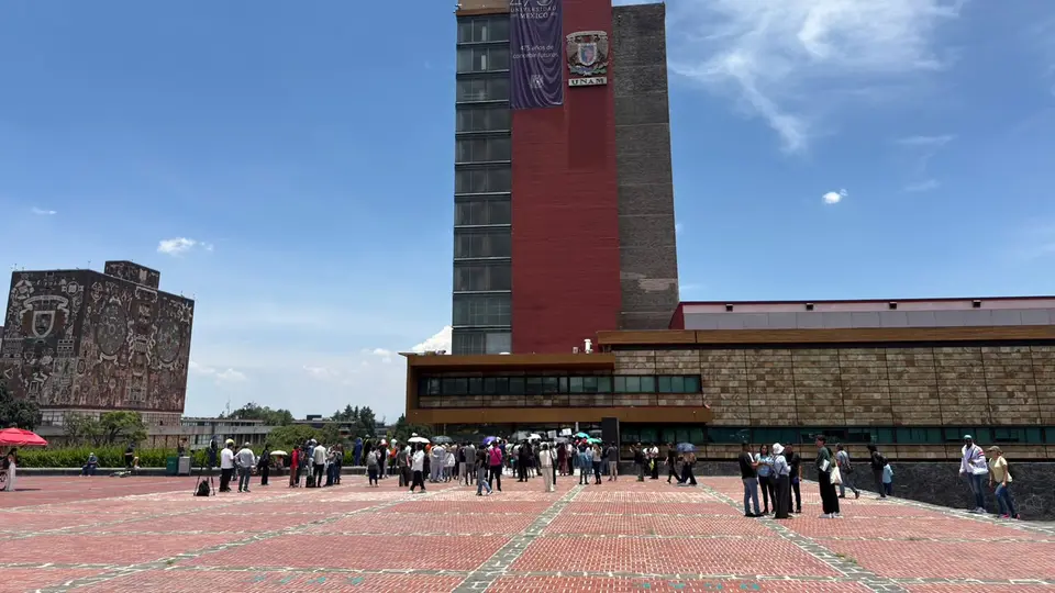 Aspirantes aceptados por la UNAM bloquearon la avenida Insurgentes Sur para exigir que se respeten los resultados del examen de admisión 2026./ Georgina Sánchez