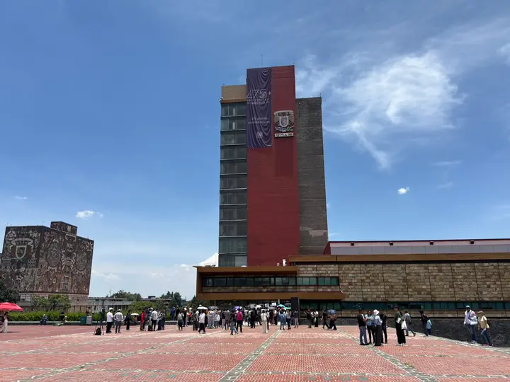 Aspirantes aceptados por la UNAM bloquearon la avenida Insurgentes Sur para exigir que se respeten los resultados del examen de admisión 2026./ Georgina Sánchez
