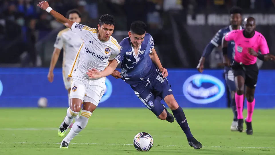 Edwin Cerrillo ante Pedro Pedraza de Pachuca | Imago7