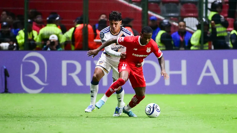 Edwin Cerrillo enfrentando a Helinho de Toluca con LA Galaxy | Imago7