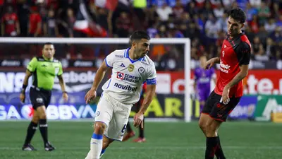 ¿Se va de La Noria? Erik Lira se ausenta en Cruz Azul tras caerse su fichaje con el Mónaco