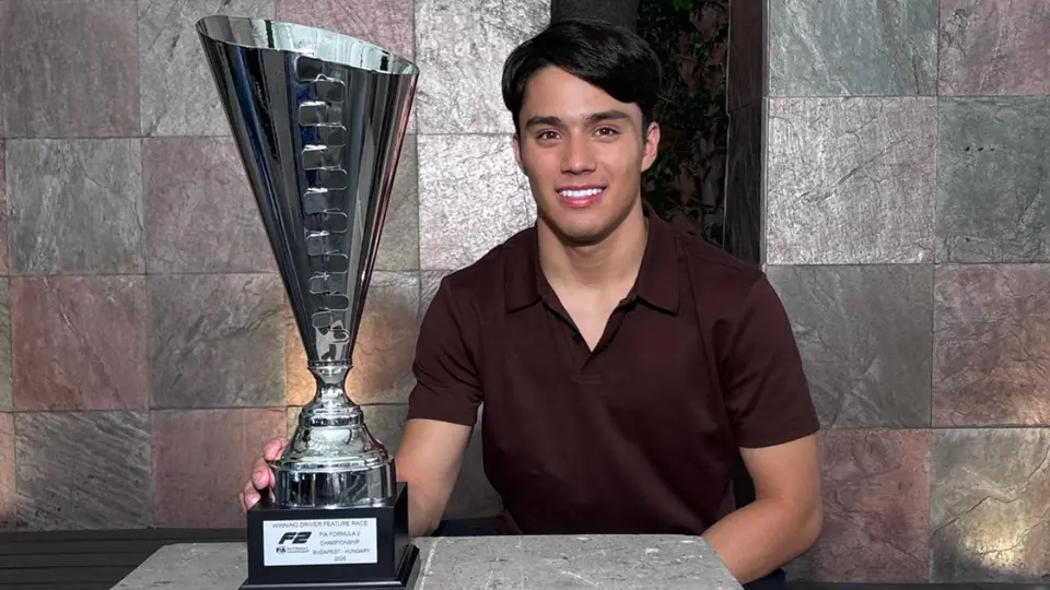Noel León posa con su trofeo | Especial