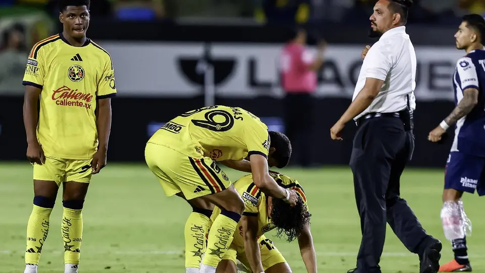 Ramón Juárez apoyando a Alan Cervantes tras su penal errado en Leagues Cup | MEXSPORT