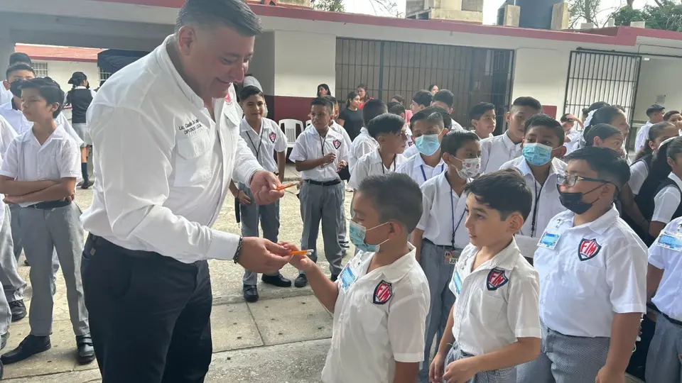 El diputado de Morena acudió a una escuela primaria durante el inicio del ciclo escolar 2026-2027. / Facebook